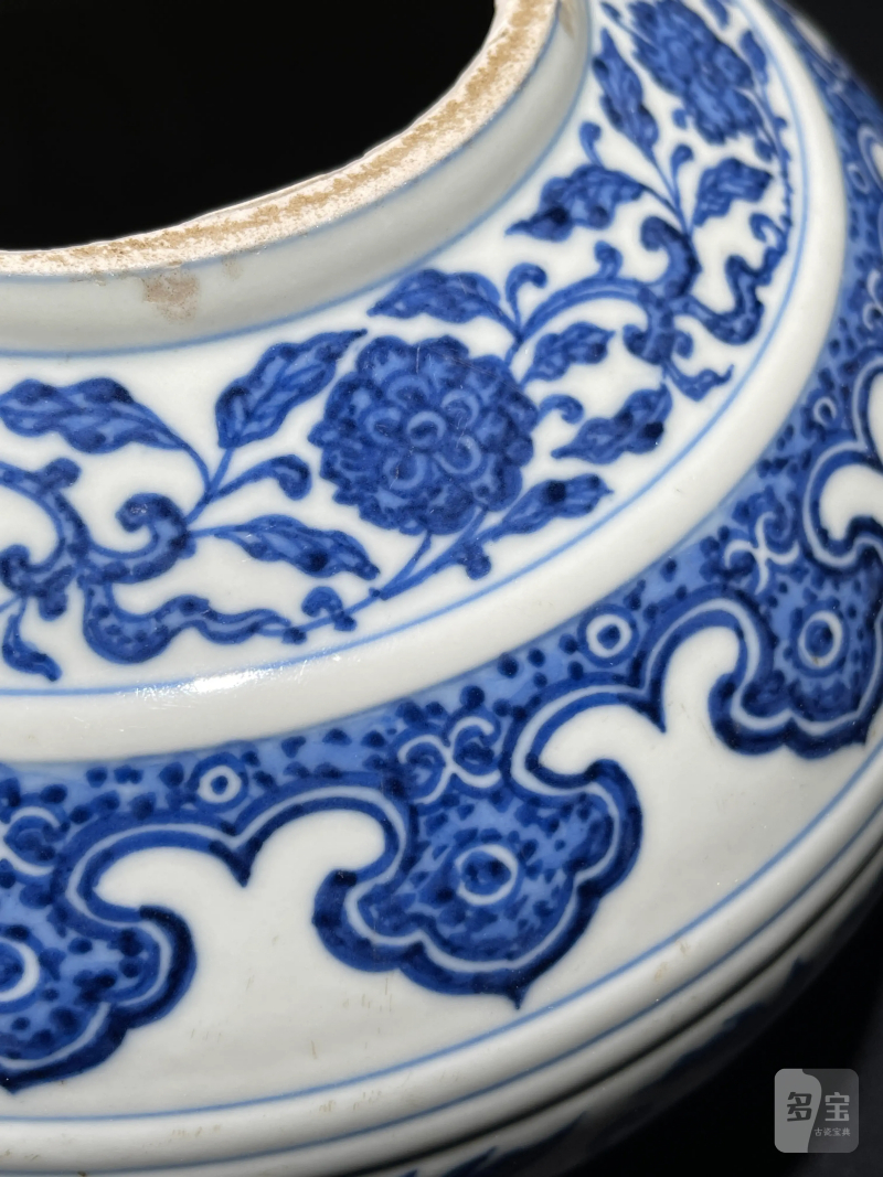 清乾隆 青花缠枝莲纹赏瓶 - 图7